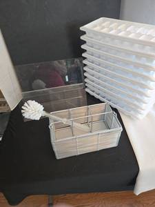 lot 1239 image: Kitchen utensil caddy, ice cube trays, cookbook holder