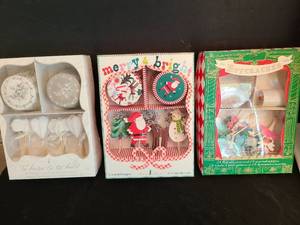 lot 1248 image: Christmas Holiday Cupcake Decorating Kit Set
