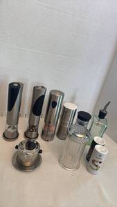 lot 1269 image: Salt and pepper grinders, oil dispenser and more