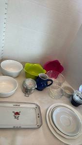 lot 1274 image: Mixed Kitchen Items Collection