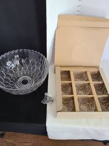 lot 1296 image: Punch bowl, 8 cups, hooks