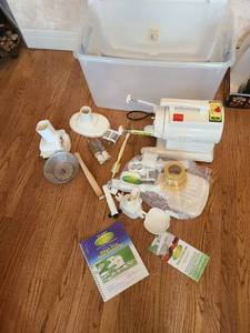 lot 1298 image: Green Star Power Juice Extractor, accessories and storage tote