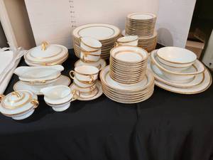 lot 1300 image: Tirschenreuth Bavarian Verona pattern 4083 porcelain set, total of 84 pieces, bring your own packing