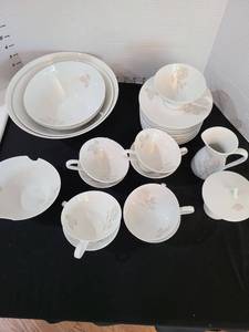 lot 1305 image: Rosenthal Germany Classic Rose Pattern China, total of 30 pieces