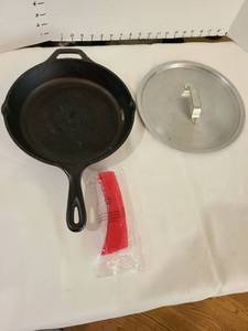 lot 1308 image: Lodge 10in cast iron skillet, silicone handle, aluminum lid