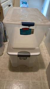 lot 1402 image: Rubbermaid and Sterilite latch top storage containers 60 and 70 qt