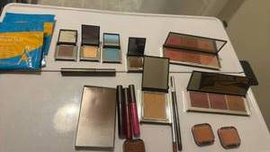 lot 1432 image: Scott Barnes make up collection and more