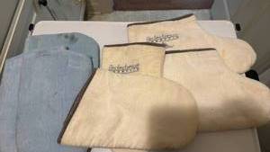 lot 1449 image: Parafin mitten and booties