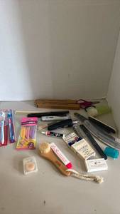 lot 1505 image: Mixed Personal Care and Grooming Items Lot