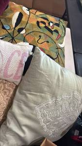 lot 1551 image: Decorative throw pillows