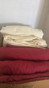 lot 1561 image: King size sheets