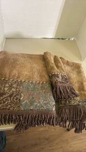 lot 1569 image: Decorative towel set with Fringe Detail