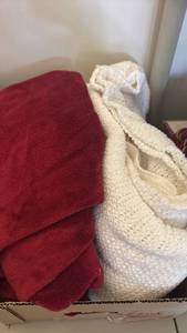 lot 1570 image: Throw blankets