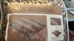 lot 1577 image: Super Soft Japanese Yarn Throw Blanket