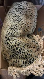 lot 1580 image: Leopard Print Faux Fur Throw Blanket with Rope Tassel Trim