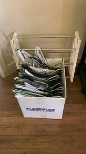 lot 1585 image: Shoe rack and hangers