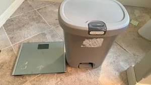 lot 1614 image: Bathroom sale and trash can with lid. Foot pedal doesn��t work
