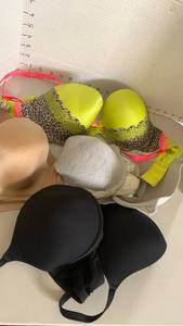 lot 1621 image: Bras 34-36 CD