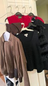 lot 1653 image: Ladies sweaters S-M