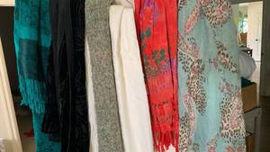 lot 1673 image: Ladies scarves