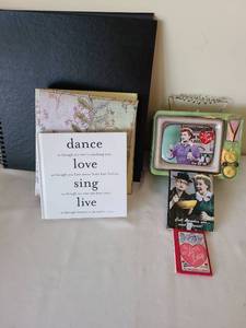 lot 1717 image: I Love Lucy lunch box, small book, trading cards, more