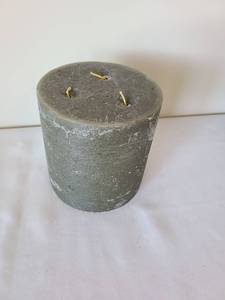 lot 1718 image: 3 wick candle
