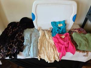 lot 1724 image: Ladies vintage clothing and a tote