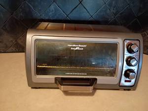 lot 2016 image: Hamilton Beach Toaster Oven.  Well used.  Needs cleaned