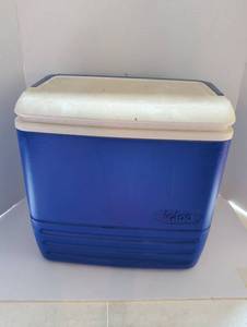 lot 3003 image: Igloo Blue and White Cooler Set with Water Jug to