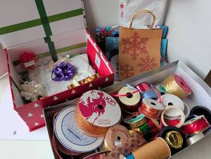 lot 3010 image: Christmas Gift Wrapping Supply Collection