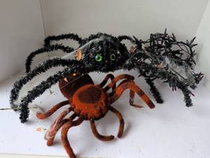 lot 3026 image: Large Halloween Spider Decorations