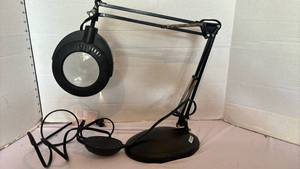 lot 3111 image: Desktop Magnifying Lamp with Adjustable Arm