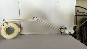 lot 3122 image: Adjustable Magnifying Lamp with Articulating Arm
