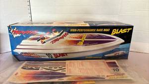 lot 3142 image: Traxxas Blast Electric RC Racing Boat with Remote Control
