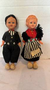 lot 3150 image: Dutch Island Traditional Folk Costume Dolls Pair