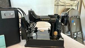 lot 3172 image: Singer Featherweight 221 Sewing Machine with Carrying Case