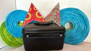 lot 3173 image: Samsonite Makeup Case with Party Decoration Bundle