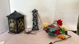 lot 3182 image: Two Bird feeders, and party lights