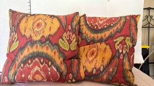 lot 3186 image: Decorative outdoor Throw Pillows
