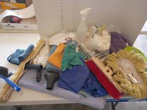 lot 3206 image: Cleaning Supplies