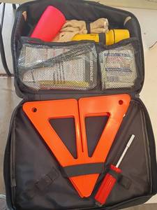 lot 3219 image: Car Emergency Kit