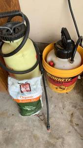 lot 3229 image: Garden Sprayer Set with planting kit