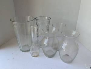 lot 3320 image: Clear Glass Vase Collection Mixed Sizes