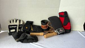 lot 3518 image: Jump rope, sparring gloves, legwrist weights and more