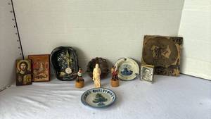 lot 3527 image: Small M A Hadley Christmas plate, and miscellaneous collectibles.