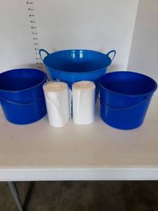 lot 3605 image: Pails and trash bags