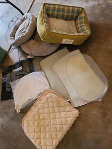 lot 3610 image: Pet bed warmer, chow mats, beds, more
