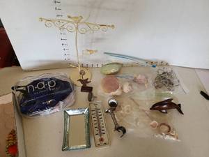 lot 3631 image: Mixed Home Decor and Travel Accessories Lot