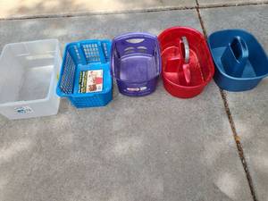 lot 3634 image: Plastic baskets and caddies