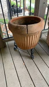 lot 4003 image: Large Terra Cotta Garden Planter with Metal Stand 22X16